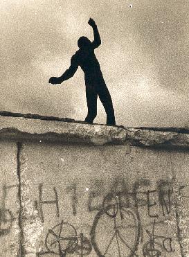Autor: Piotr Semka
Opis: Mur Berliski - Berlin wschodni