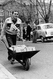 Autor: Tomasz Korczak
Opis: Bicie rekordu w pchaniu taczki na 50 km (patrz opis Kroniki)